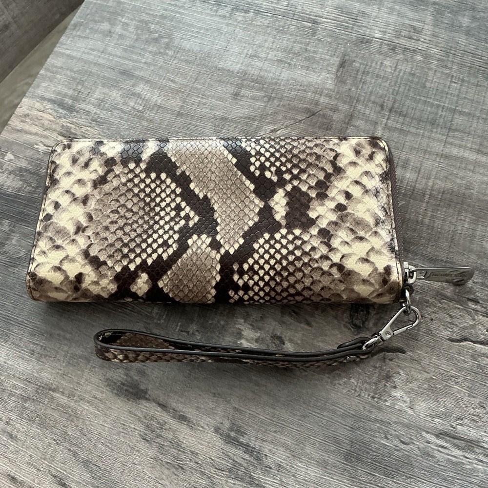 Michael Kors Cream and Brown Wallet with Sophisticated Design - Picture 3 of 4